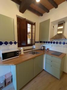 Kuchyň nebo kuchyňský kout v ubytování Charming Little House 2 kilometers from the Historical Centre in a typical Florentine district right next to the Tram and Bus stops by Florence Holidays Apartments