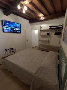 Postel nebo postele na pokoji v ubytování Charming Little House 2 kilometers from the Historical Centre in a typical Florentine district right next to the Tram and Bus stops by Florence Holidays Apartments