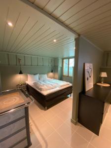 una camera da letto con un letto grande in una stanza di Cozy house centrally located in Mandal a Mandal