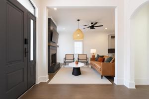 una sala de estar con un sofá y una mesa en NEW Mercedes Benz Escape with Outdoor Theater & Bikes Minutes to Downtown & Top Attractions, en Atlanta