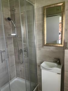 バート・フュッシンクにあるAppartementshaus Vloraのシャワー、トイレ、洗面台を備えたバスルーム