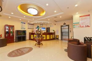 a lobby with a waiting room with a large ceiling at GreenTree Inn Yanjiao Haiyou Street Yanchang Road Express Hotel in Gaolou