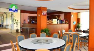 une salle à manger avec des tables et des chaises dans un restaurant dans l'établissement Phatad Valley Hotel, à Ban Kui Mang