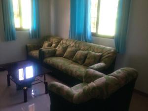 uma sala de estar com um sofá e uma mesa de centro em Rullan Apartelle em Anda