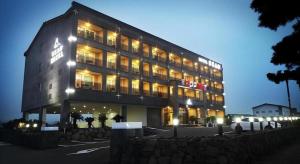 Naedo-dongにあるSea View Hotelの夜にライトが点灯する大きな建物