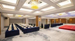 a large room with rows of tables and chairs at Hampton by Hilton Zhuhai Doumen in Zhuhai