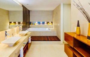 a bathroom with two sinks and a bed at Quartier Libertador Panoramico Vista al Rio in Buenos Aires +17 photos
