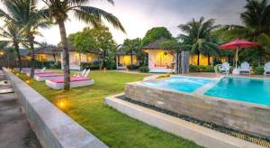 ein Haus mit einem Pool mit Palmen in der Unterkunft Sea Coco Resort in Chanthaburi