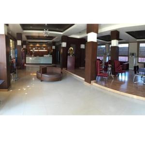 una hall con sedie e tavoli in un edificio di Cactus Resort & Hotel a Khon Kaen