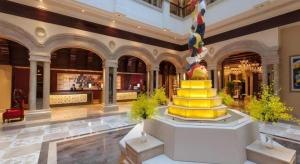 a large lobby with a large yellow cake in the middle at Holiday Inn Guangzhou Airport Zone By IHG in Huadu +135 photos