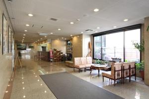 um átrio com cadeiras e uma mesa num edifício em Az Inn Fukui (Ace Inn Fukui) em Fukui