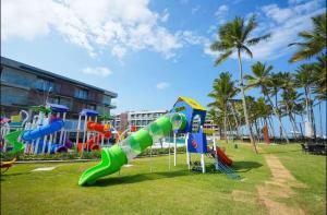 park z placem zabaw ze zjeżdżalnią wodną w obiekcie Apartamento no Porto Alto Resort- Muro Alto w mieście Camela