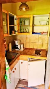 a small kitchen with white cabinets and a counter top at Ferienwohnung an der Altmühl - Apartment Gerda in Pappenheim
