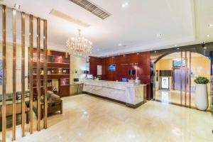 a lobby of a hotel with a chandelier at City Comfort Inn Foshan Nanhai Xiqiaoshan in Foshan