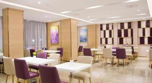 深セン市にあるLavande Hotel Shenzhen Pingshan High-Speed Railway Station Longdong Metro Stationのテーブルと椅子、紫色の椅子が備わるレストラン