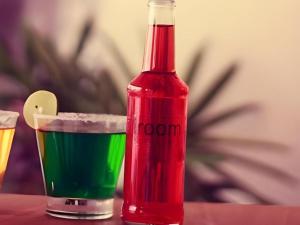 スラート・ターニーにあるIroom Hotelの緑の飲み物の隣にある赤いソーダボトル