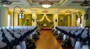 バコロドにあるPlanta Centro Bacolod Hotel & Residencesの廊下に椅子がたくさんある部屋 +147枚の写真