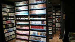 un estante de libros lleno de DVD en Gran Customa Isezakicho en Yokohama