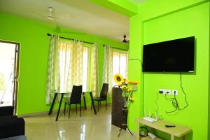 TV a/nebo společenská místnost v ubytování Nature's beauty 2 bhk ac apartment
