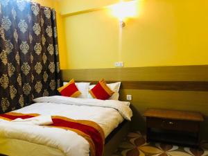 Postel nebo postele na pokoji v ubytování Hotel Devi Durga & Restaurant