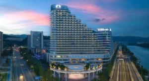 a large building in front of a river and a street at Kaihua International Hotel in Qingshandi