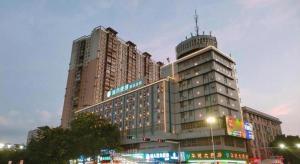a tall building with a street light in front of it at City Comfort Inn Guigang Tangren Street in Guigang