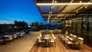 Restaurace v ubytování The Arches-Chic 3BR North Adelaide House, close to Restaurants, Adelaide Oval, City & Zoo
