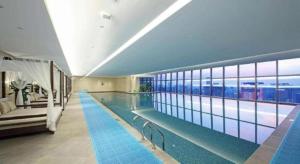 a large swimming pool in a large building at Howard Johnson by Wyndham Caexpo Plaza Nanning in Nanning +19 photos