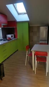 Kitchen o kitchenette sa Apartment Ivushka