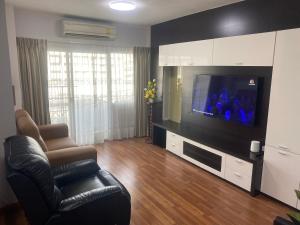 Televisyen dan/atau pusat hiburan di Penthouse by JJ