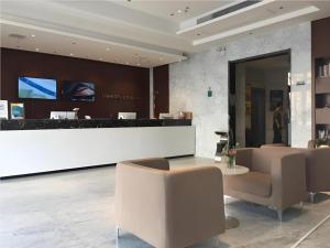 a lobby with a reception desk and chairs and a counter at City Comfort Inn Dangtu High Speed East Railway Station RT-Mart in Ma'anshan