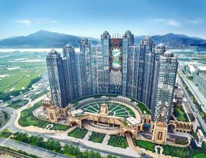 una vista aérea de una gran ciudad con edificios altos en Studio City Hotel, en Macau