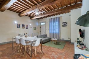 una sala de estar con una mesa, sillas y un sofá en Borgo di Libbiano - for exploring all of Tuscany, en Libbiano