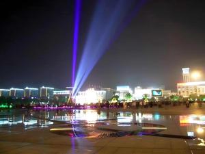 una fontana nel mezzo di una città di notte di 7 Days Inn Chaozhou Chaofeng Road Bus Station a Chaozhou