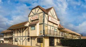 un bâtiment avec une enseigne sur le côté dans l'établissement Lemon Heights Inn, à Tustin
