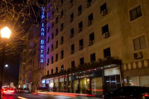 un edificio con una señal de neón en el costado. en VIP Inn Berna Hotel, en Lisboa