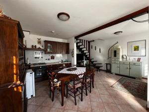 a kitchen and dining room with a table and chairs at Ca' Teresa in Ravosa