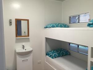 Ένα μπάνιο στο Colac Colac Caravan Park