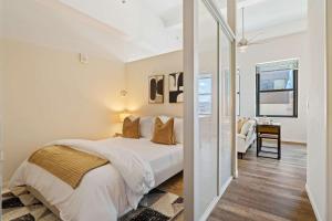a bedroom with a bed and a desk in a room at CBD Apartment Pool 24-7 Gym Parking in Cincinnati