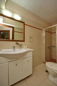 A bathroom at Menalia Villas & Suites ΚΤΗΜΑ ΚΟΥΜΠΟΥΡΗ