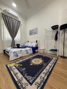 JertihにあるJ'Nero Homestay Pool Besutのベッドルーム1室(ベッド1台、白黒のラグ付)