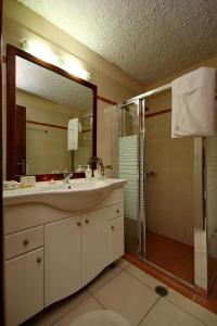 A bathroom at Menalia Villas & Suites ΚΤΗΜΑ ΚΟΥΜΠΟΥΡΗ