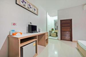 Pokój z kuchnią z telewizorem i ladą w obiekcie OYO 75338 Winza Hotel and Resort w mieście Chanthaburi +137 zdjęć