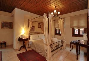 A bed or beds in a room at Menalia Villas & Suites ΚΤΗΜΑ ΚΟΥΜΠΟΥΡΗ