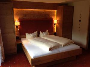 A bed or beds in a room at Sonnleiten - Guggerhof - Villa Sonnenwies