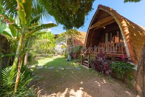 Un jardín fuera de Brisk Homestay Uluwatu RedPartner