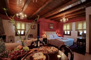 A bed or beds in a room at Menalia Villas & Suites ΚΤΗΜΑ ΚΟΥΜΠΟΥΡΗ