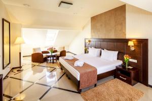 Rúm í herbergi á Taurus Hotel & SPA