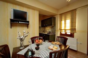 A television and/or entertainment centre at Menalia Villas & Suites ΚΤΗΜΑ ΚΟΥΜΠΟΥΡΗ