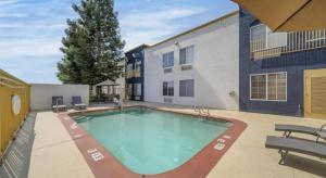 La alberca dentro o cerca de Best Western Plus Twin View Inn and Suites
